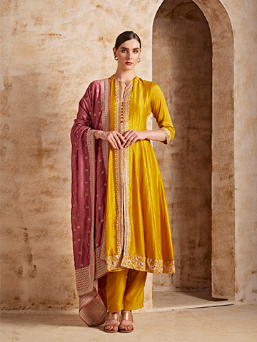 Pin by The Desi Shaadi Closet on Semi plain/ plain/ simple dresses/ suits  inspo | Pakistani dresses, Eastern dresses, Simple dresses