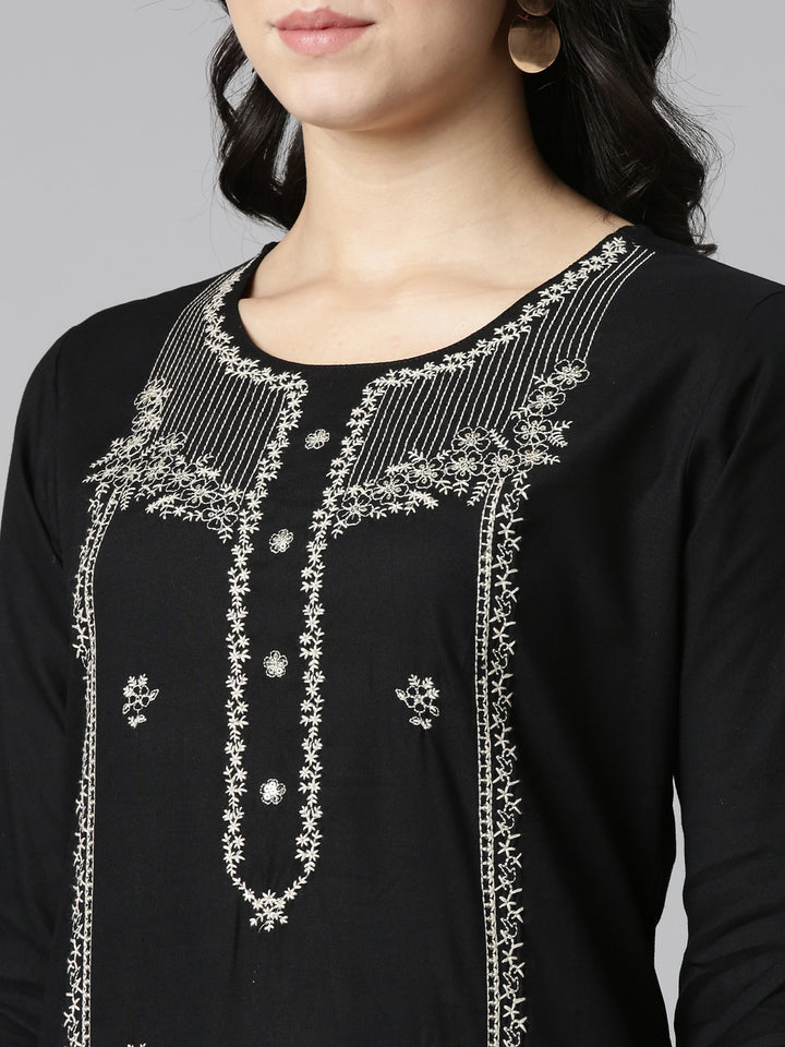 Neerus Black Regular Straight Embroidered Kurta