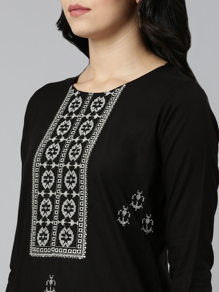 Neerus Black Regular Straight Embroidered Kurta