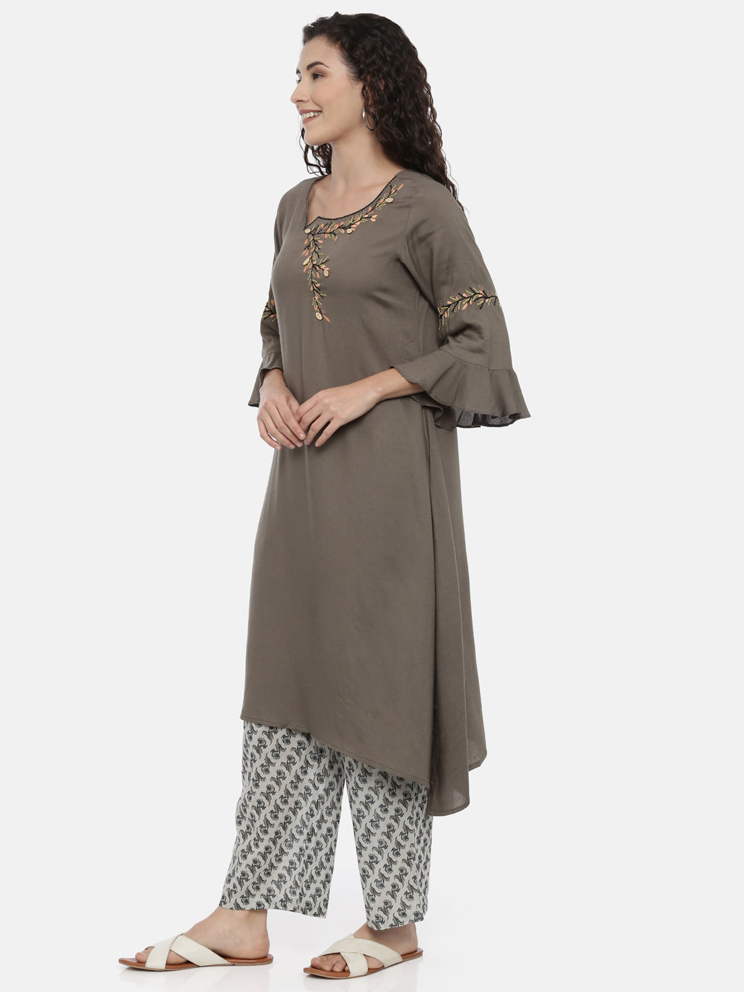 Neerus Olive Green Floral Embroidered Flared Sleeves Thread Work Kurta