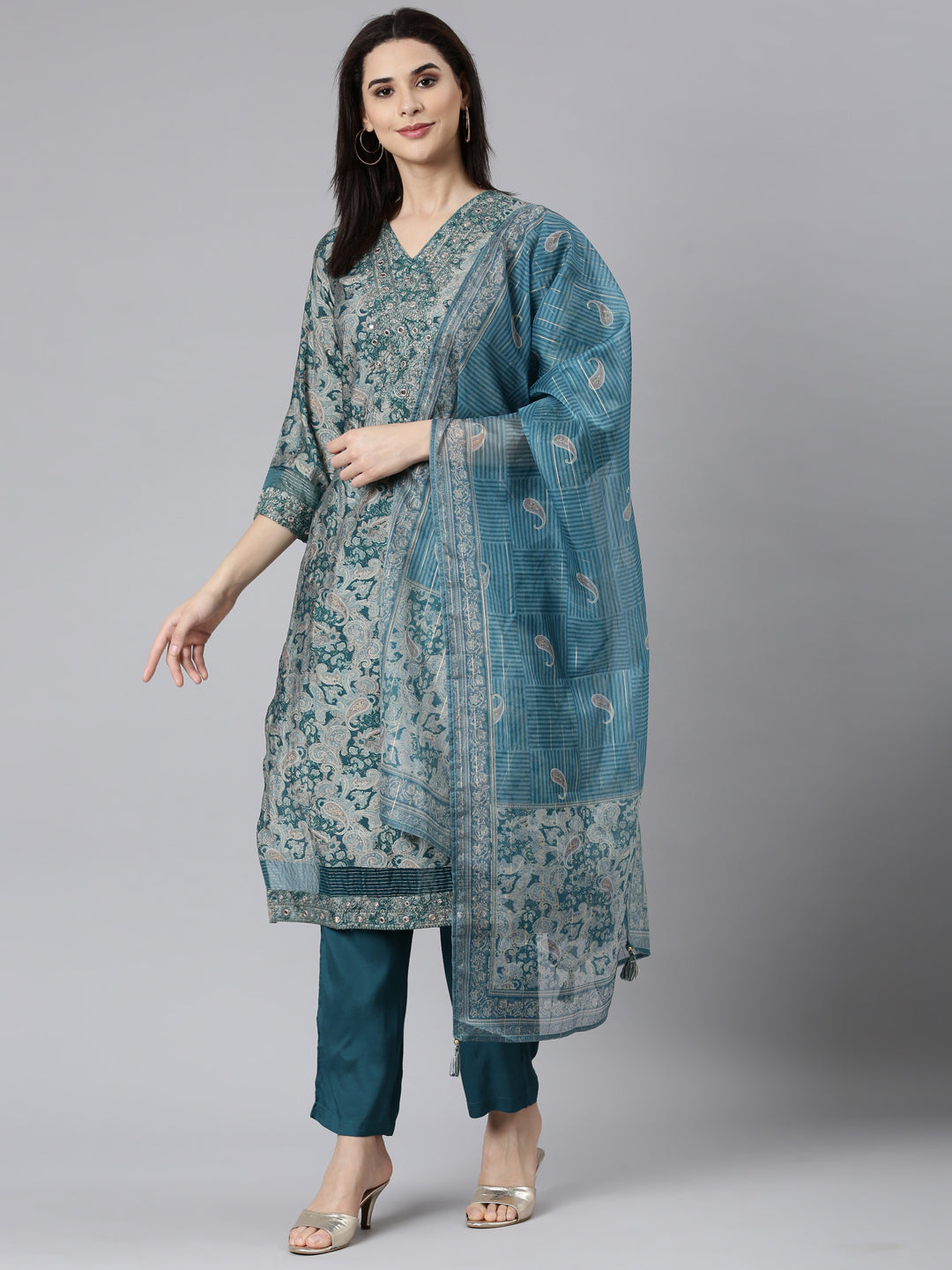Neerus Blue printed paisley suit set - detail view 2