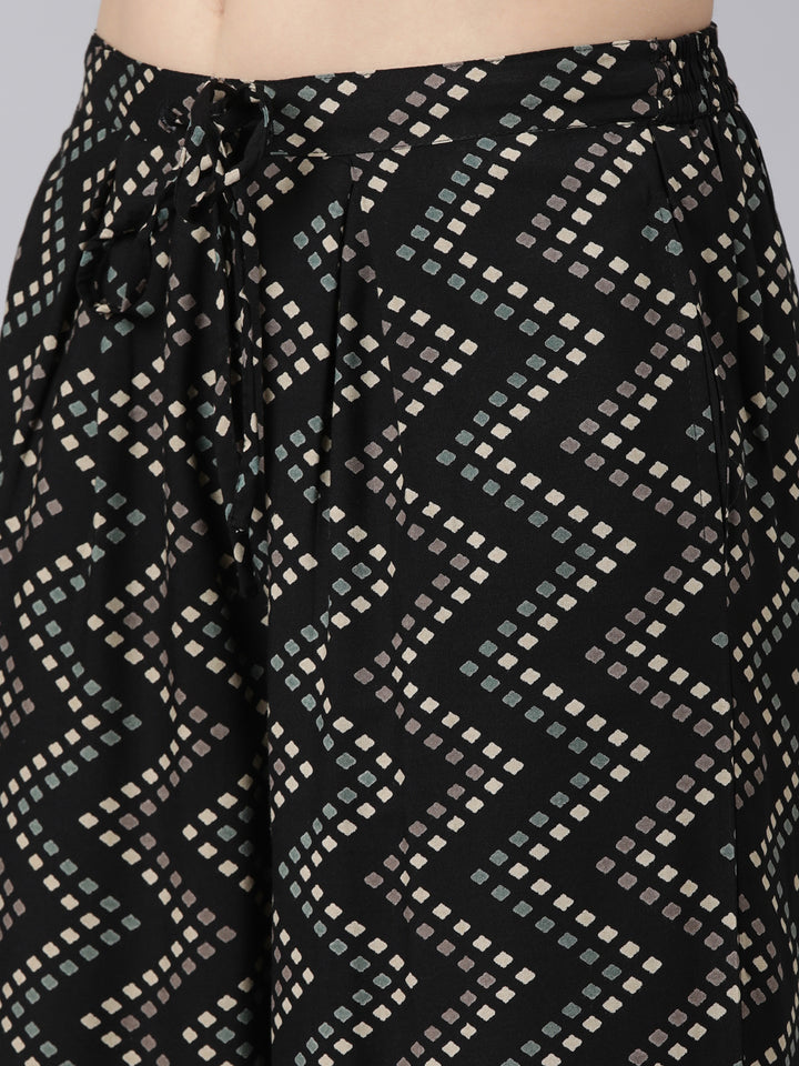 Neerus Black quirky printed straight suit set - detail view 3