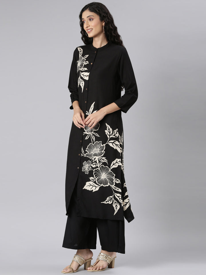 Neerus Black rayon printed kurta set - back view