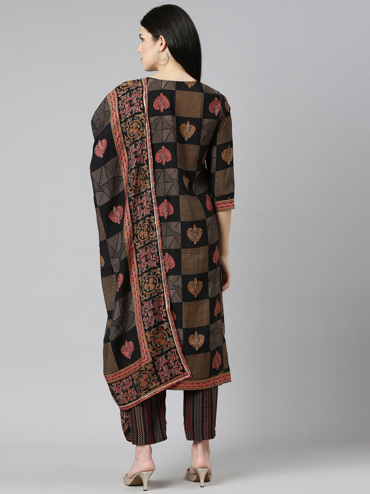 Neerus Black printed straight suit set - side view