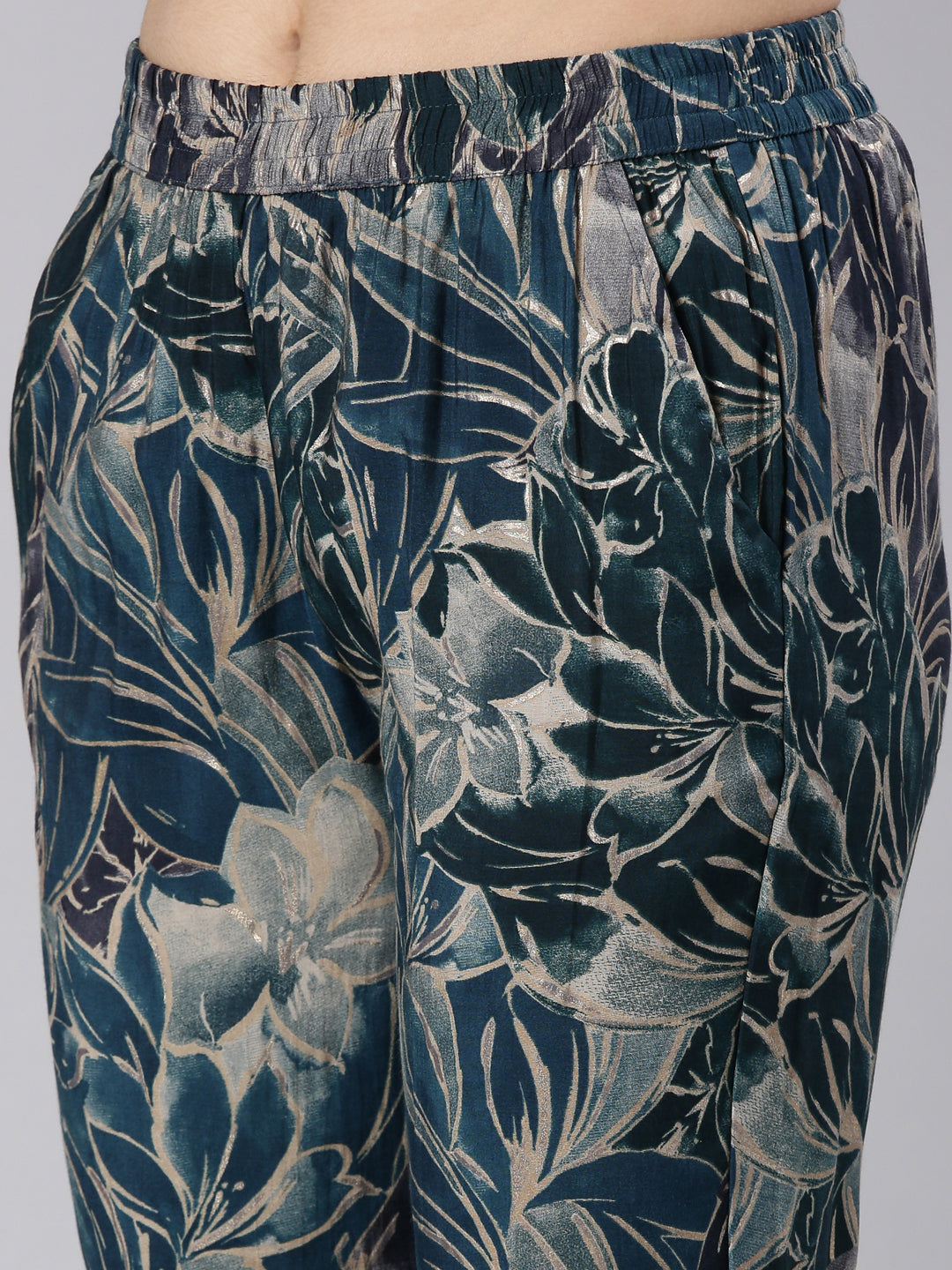 Neerus Green Regular Straight Printed Kurta And Trousers