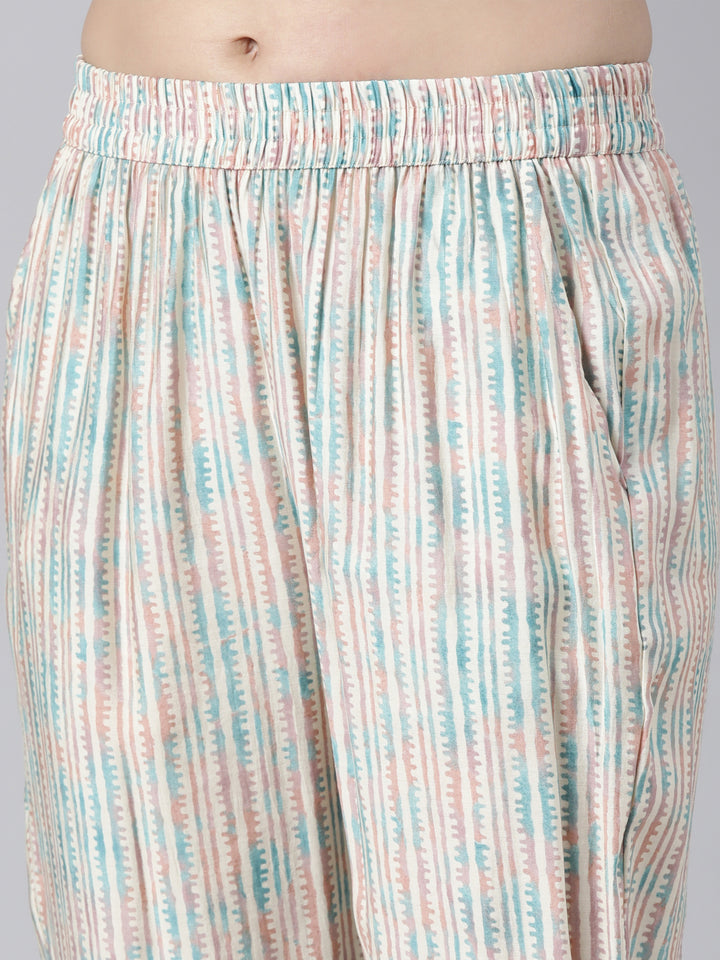 Neerus Blue printed floral suit set - detail view 3