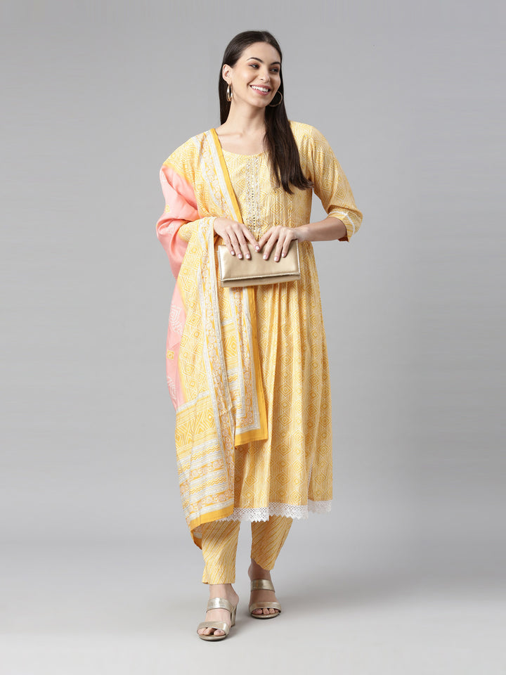 Neerus Yellow printed pleated suit set - detail view 2