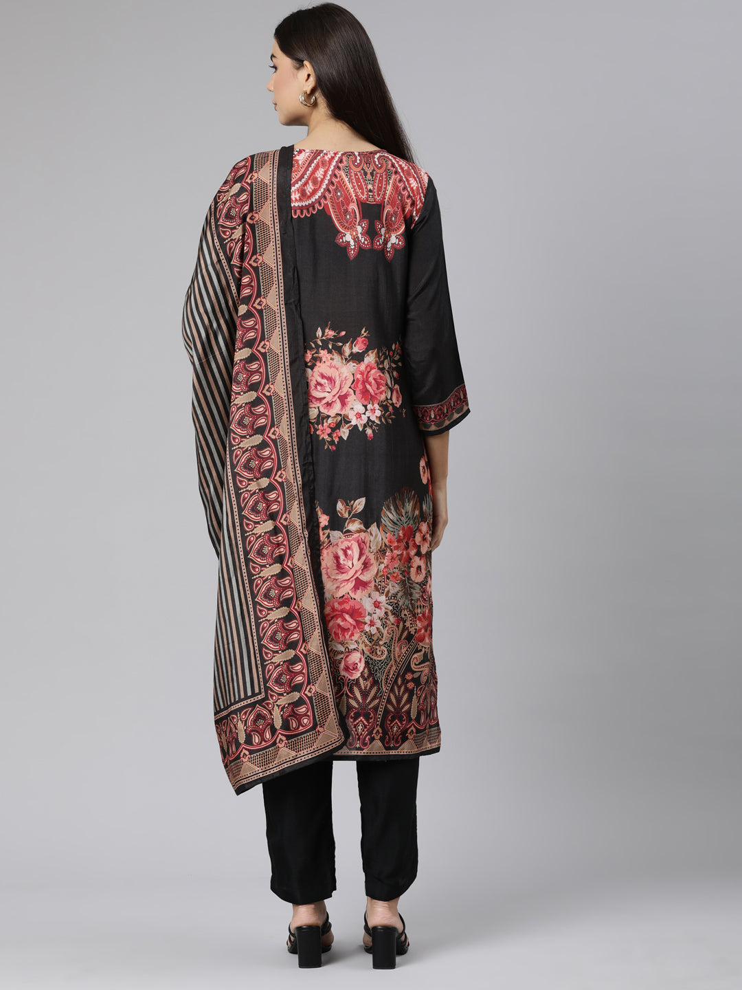 Neerus Black muslin printed suit set - side view