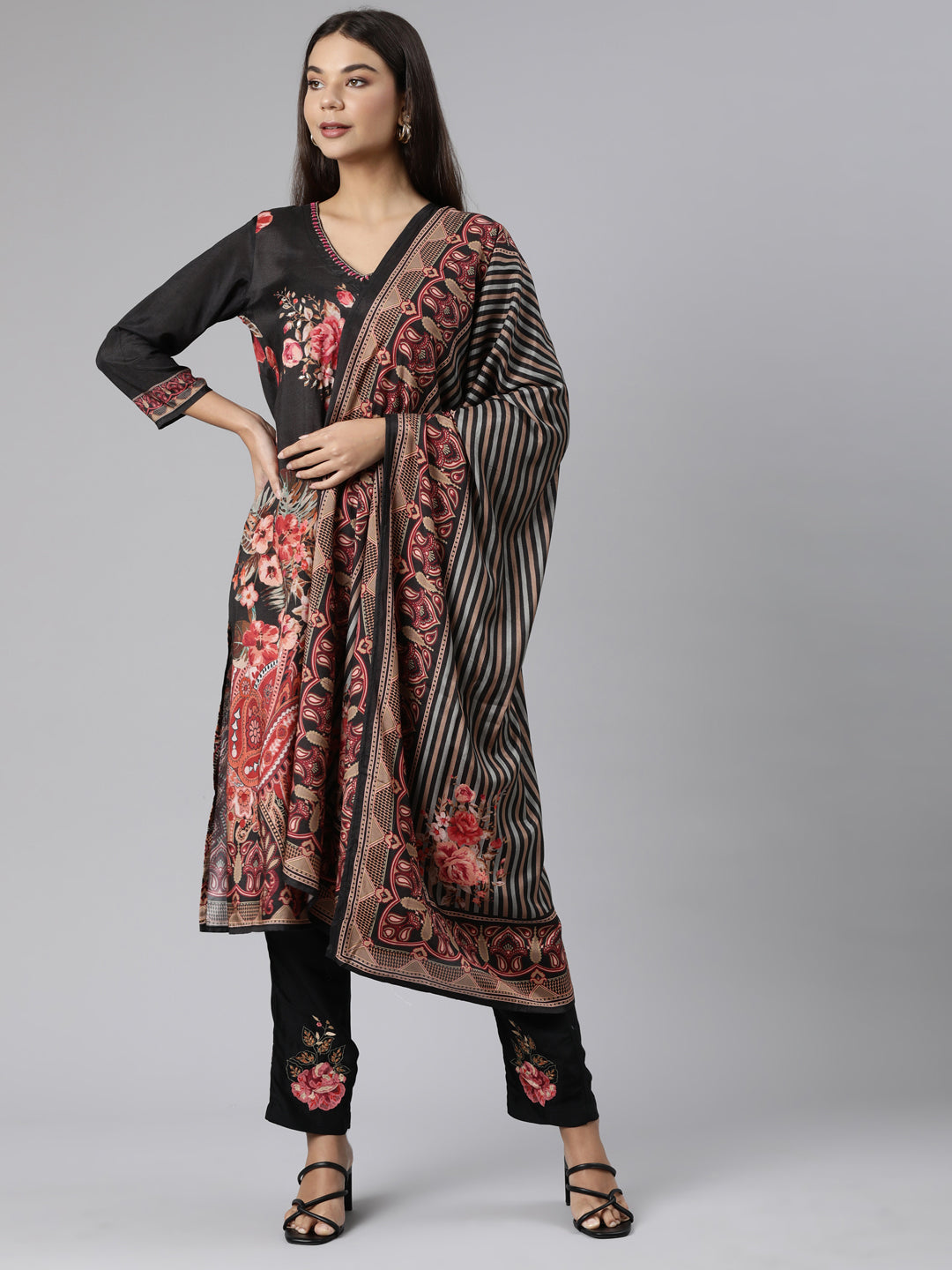 Neerus Black muslin printed suit set - detail view 2