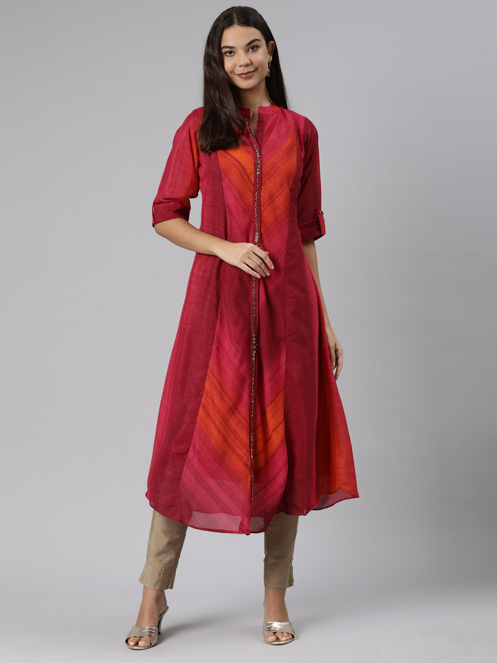 Neerus Pink rayon printed straight dress - detail view 2