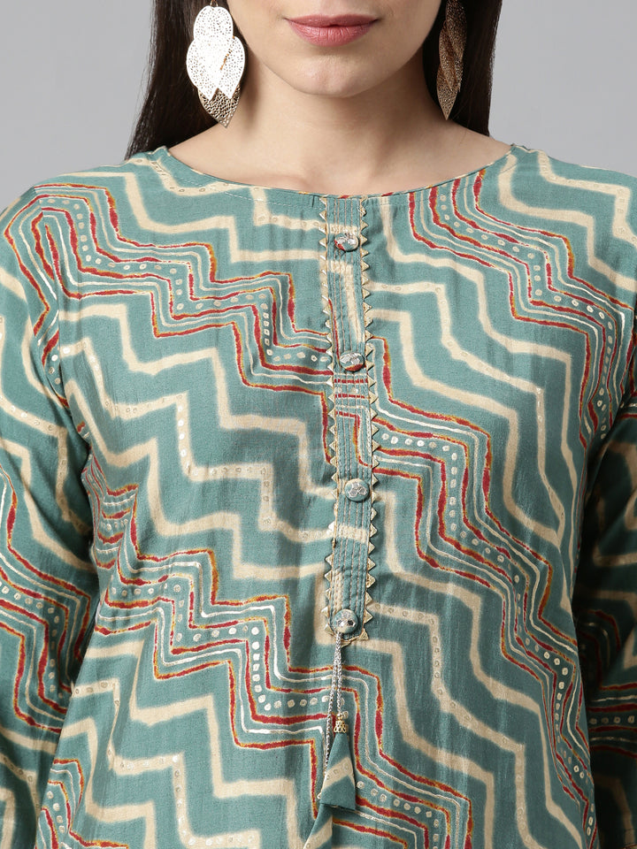 Neerus Green geometric printed kurta - detail view 2