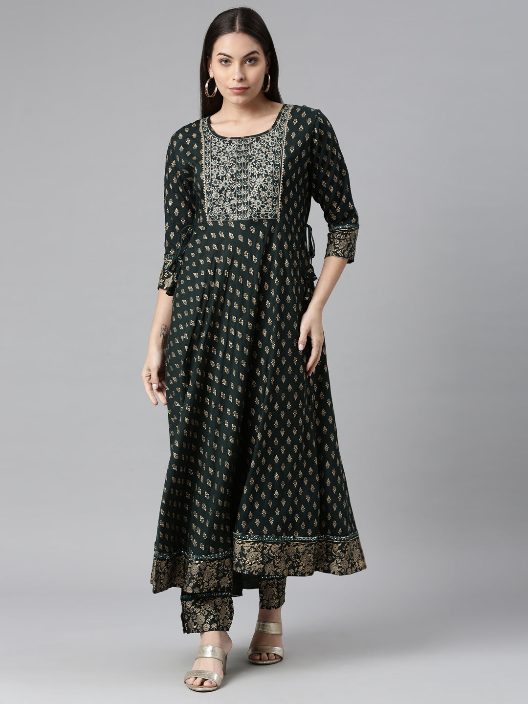 Neerus Green rayon printed suit set - front view