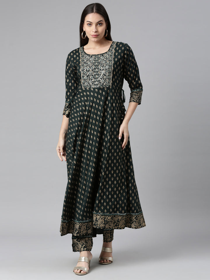 Neerus Green rayon printed suit set - front view