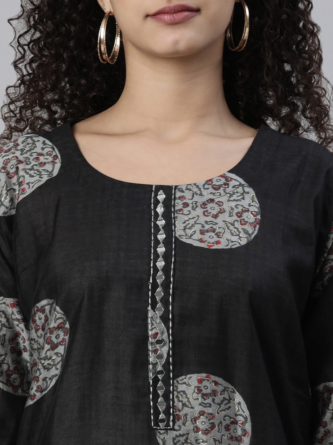 Neerus Multi ethnic mirror work suit set - detail view 2