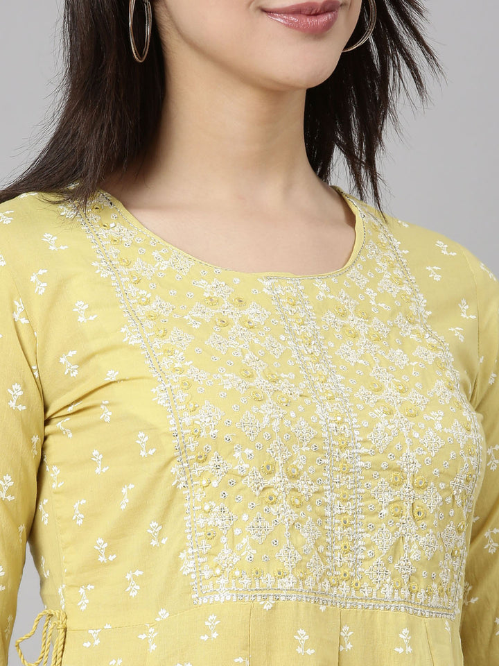 Neerus Green cotton printed suit set - detail view 1