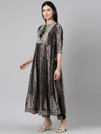 Neeru's Black Regular Straight Printed Readymade Suits