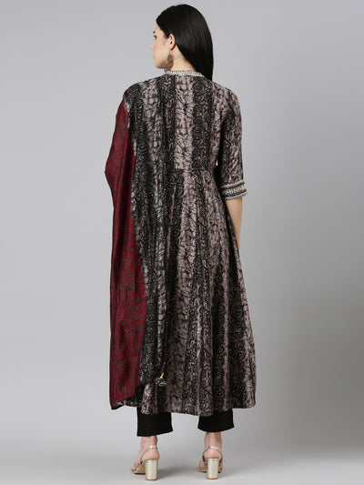 Neeru's Black Regular Straight Printed Readymade Suits