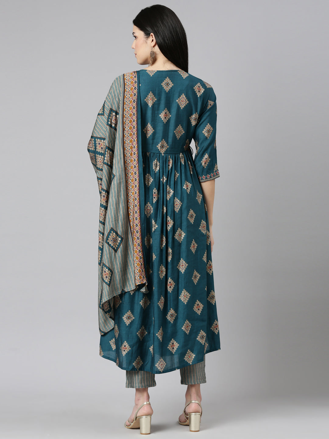 Neerus Green printed Nyra cut kurta set - side view