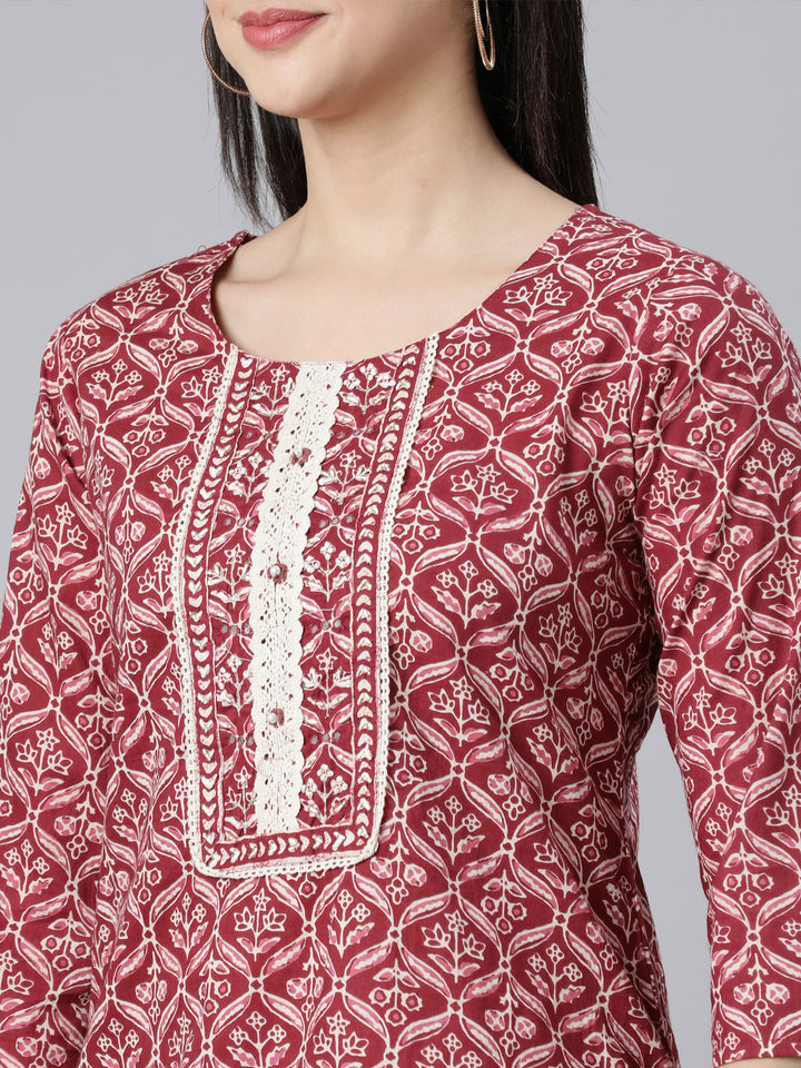 Neerus Maroon cotton printed suit set - detail view 2