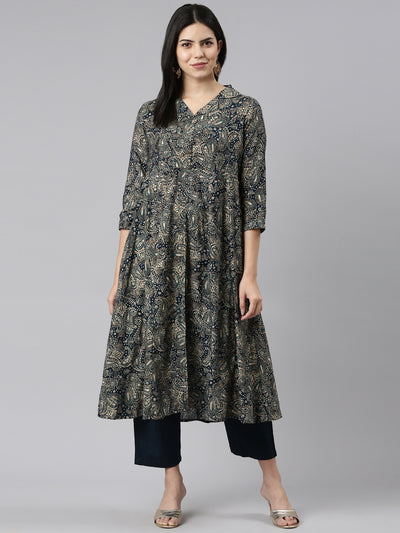 Neeru's Green Regular Straight Printed Kurta And Trousers