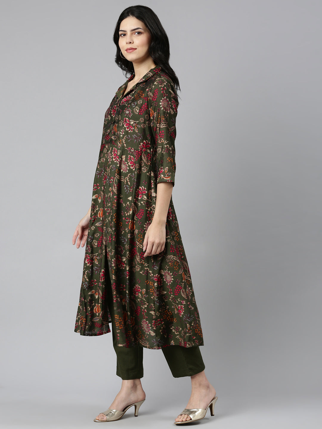 Neerus Green Regular Straight Printed Kurta And Trousers