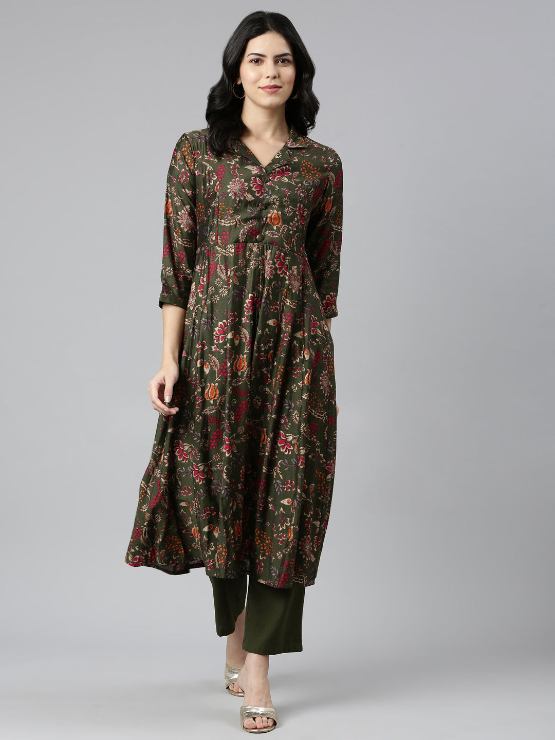Neerus Green Regular Straight Printed Kurta And Trousers