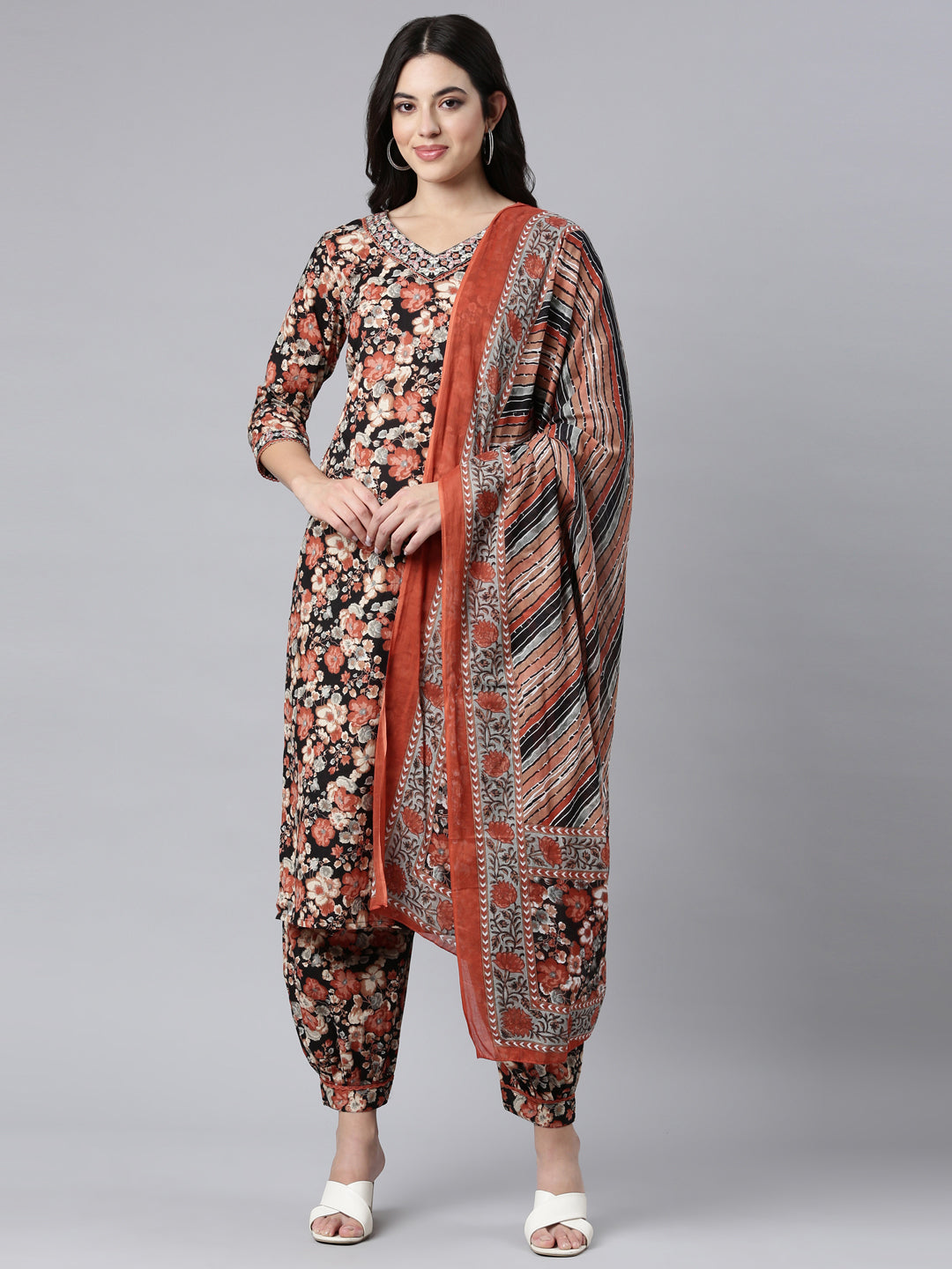 Neerus Black printed floral suit set - front view