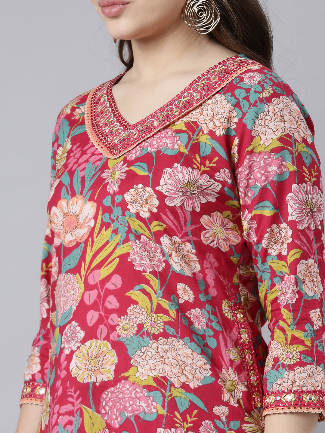 Neerus Red cotton printed suit set - detail view 1