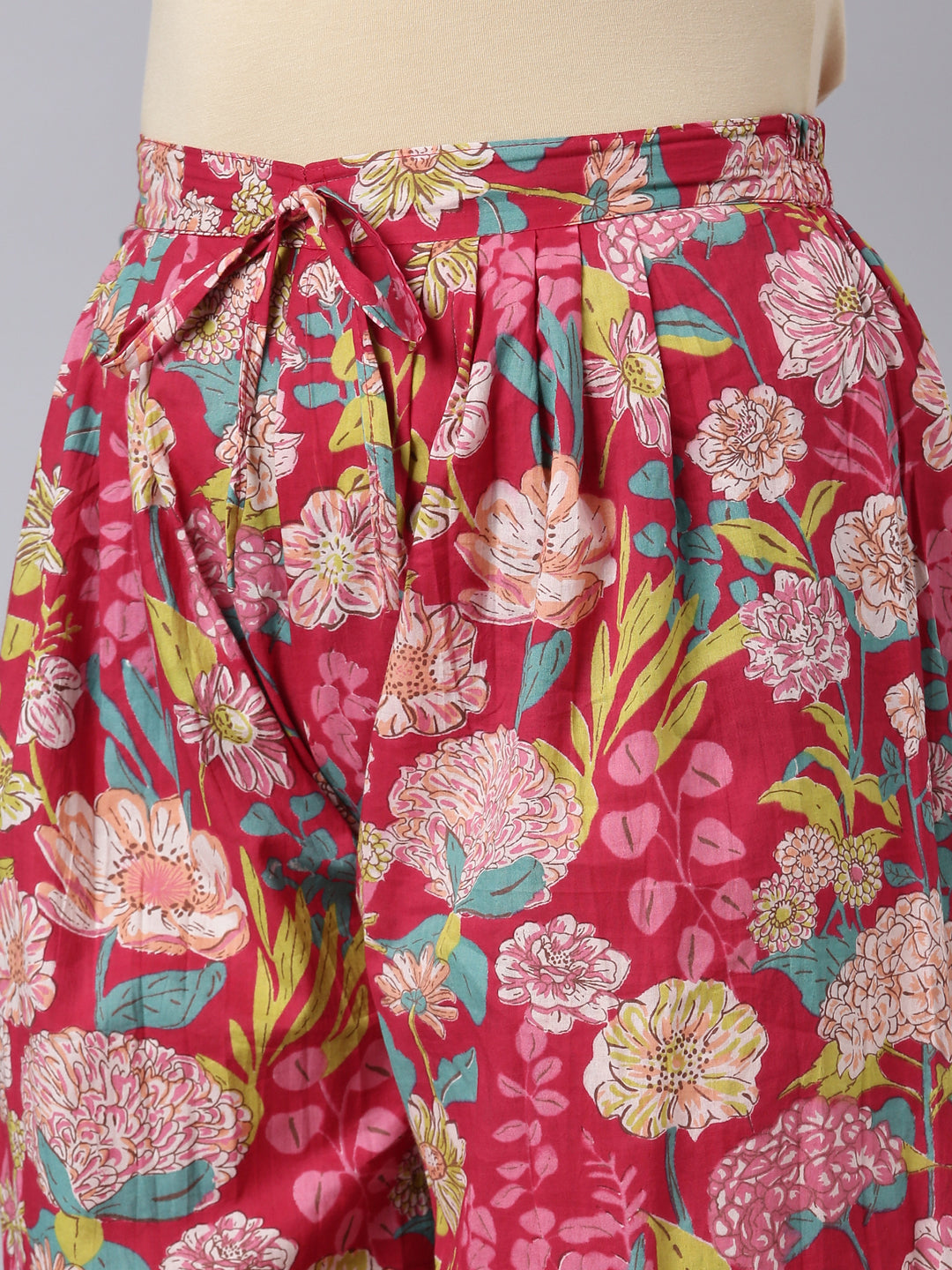 Neerus Red cotton printed suit set - detail view 3