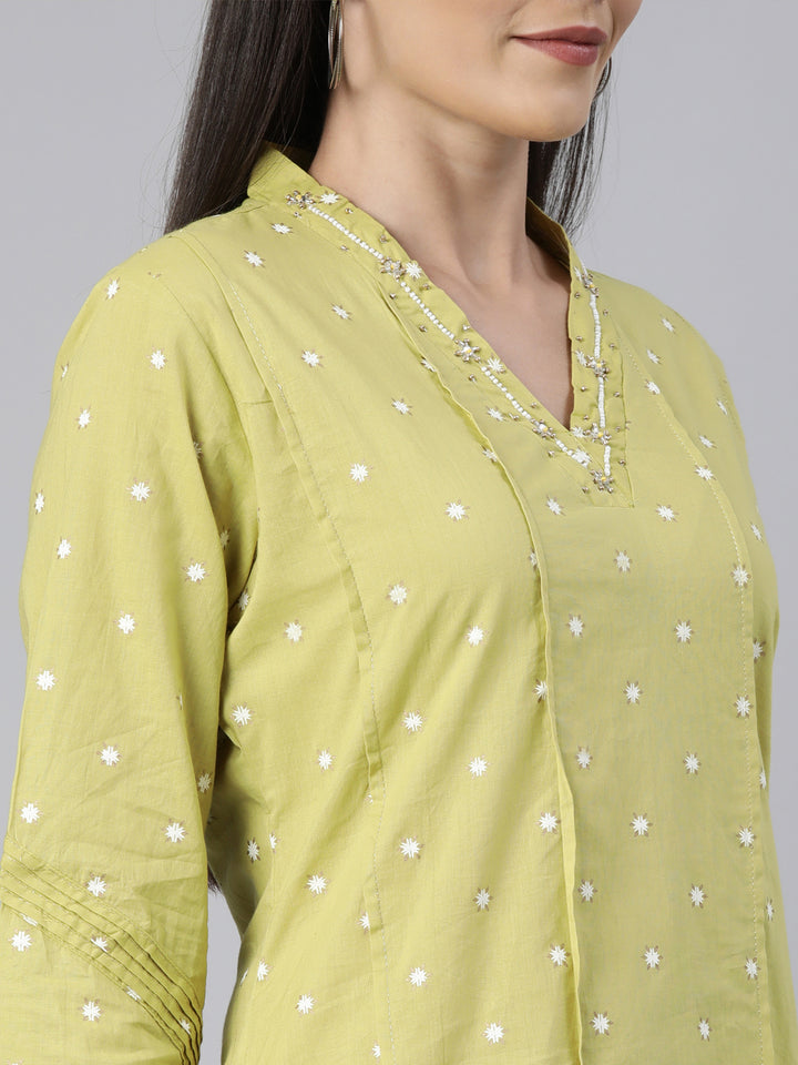 Neerus Green cotton printed panelled straight kurti - detail view 2