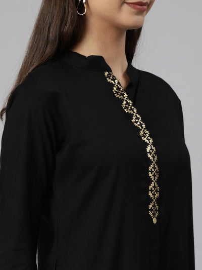 Neeru's Black Regular Straight Solid Kurtas