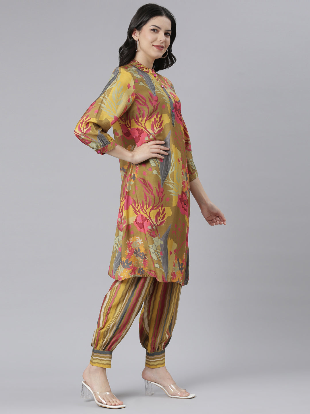 Neerus Green muslin printed kurta set - back view