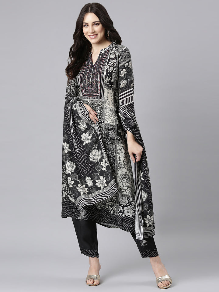 Neerus Black muslin straight suit set panelled kurta with trousers - detail view 2