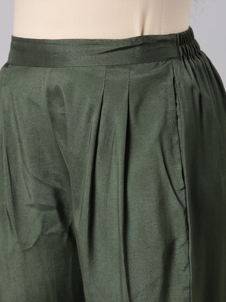 Neerus Green raw silk straight suit set - detail view 3