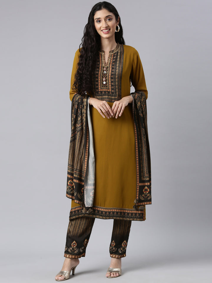 Neerus Green georgette straight suit set - detail view 2