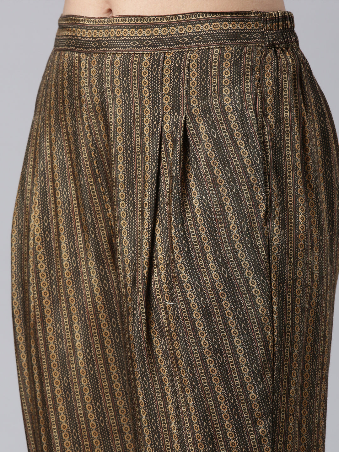 Neerus Green georgette straight suit set - detail view 3