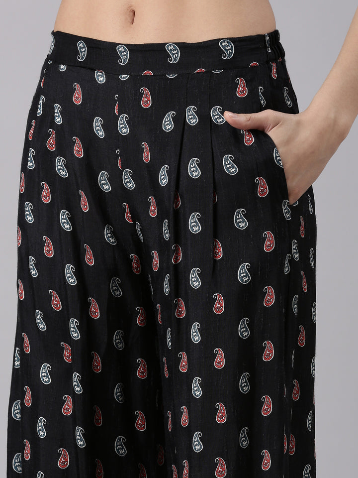 Off White Muslin Printed Three Piece Set