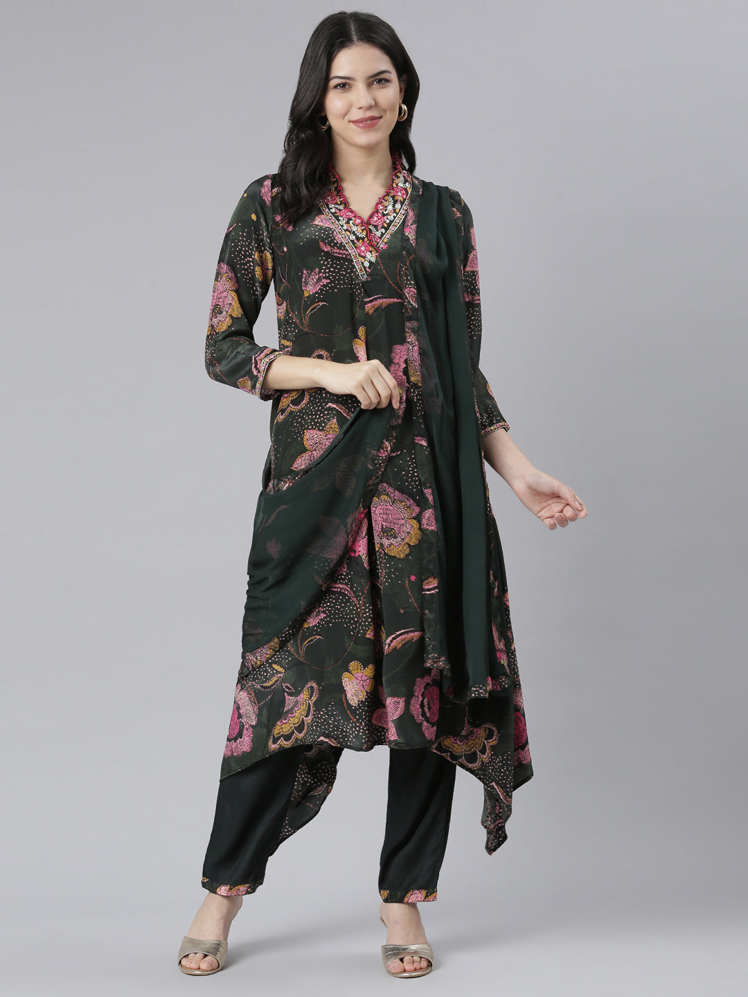 Neerus Green crepe printed high-low suit set - detail view 2