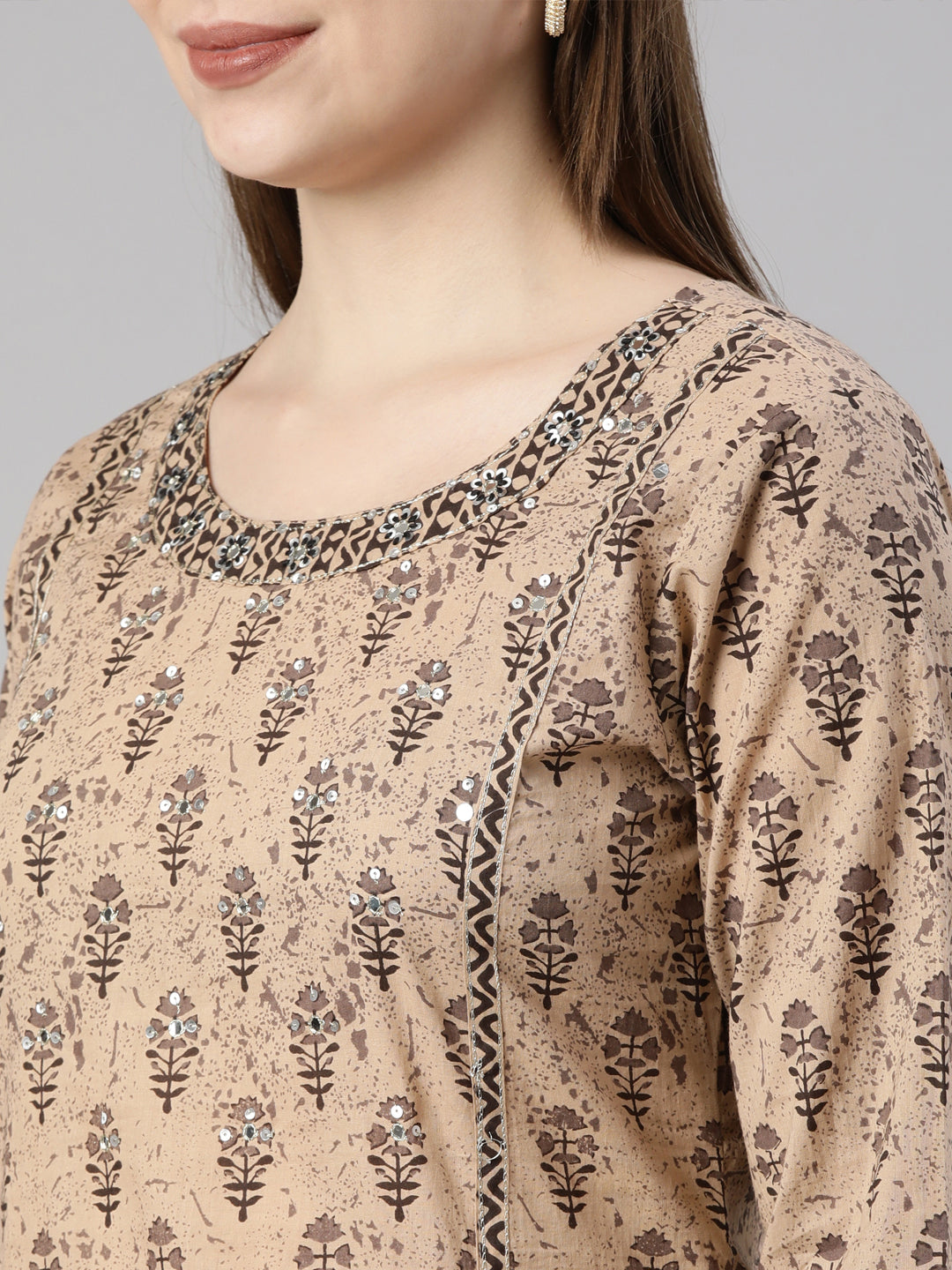 Neerus Black cotton printed suit set - detail view 2