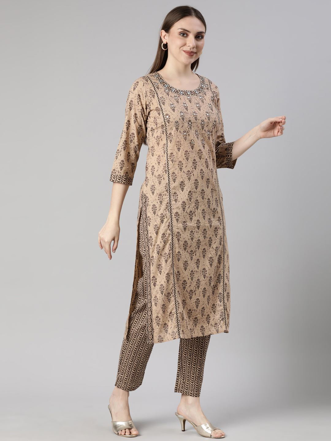 Neerus Black cotton printed suit set - back view