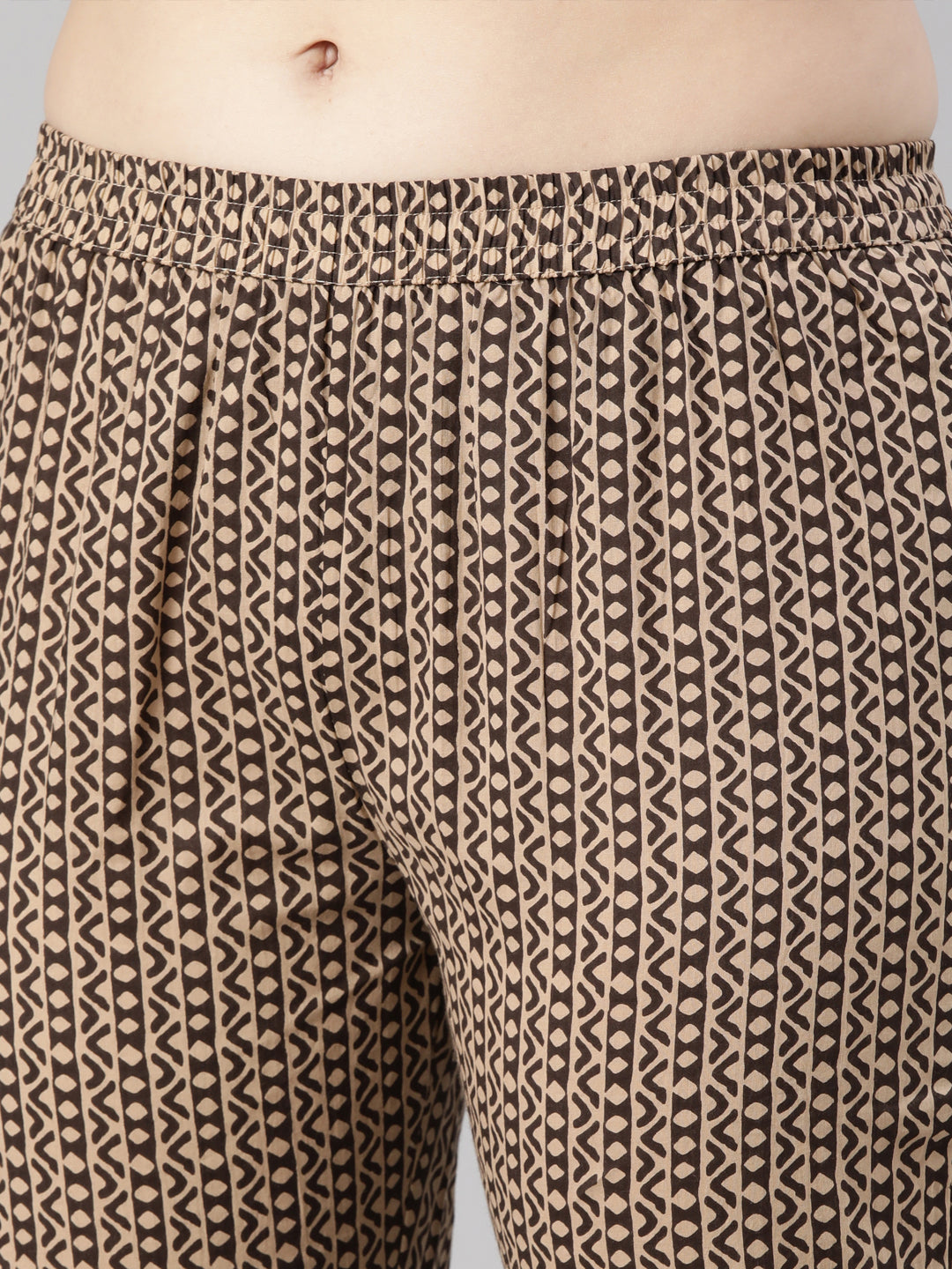 Neerus Black cotton printed suit set - detail view 3