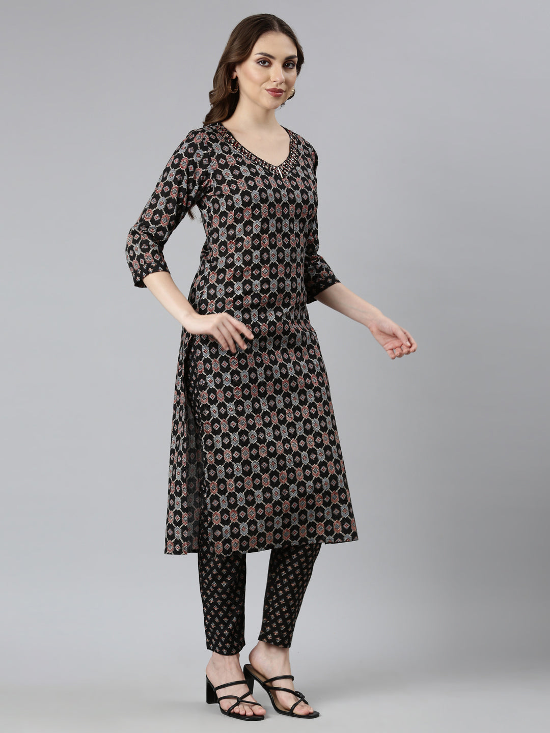 Neerus Black cotton printed straight suit set - back view