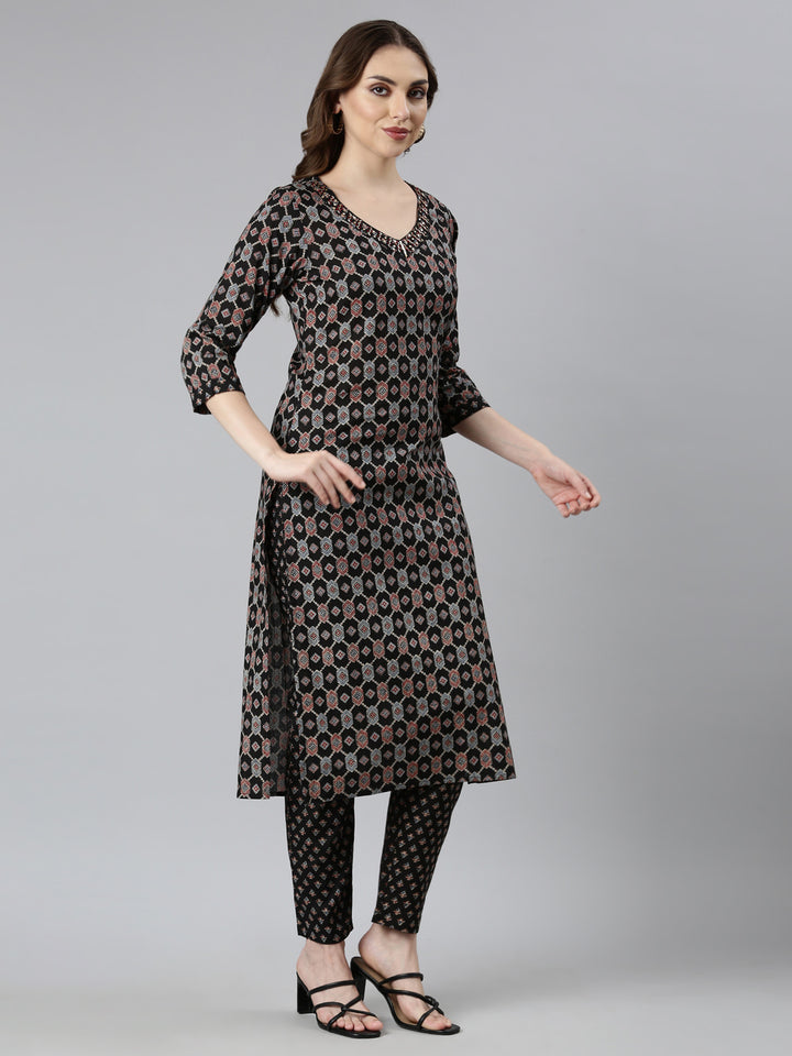 Neerus Black cotton printed straight suit set - back view