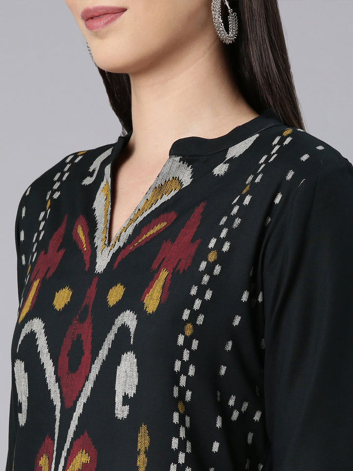 Neerus Green rayon printed straight kurta - detail view 2
