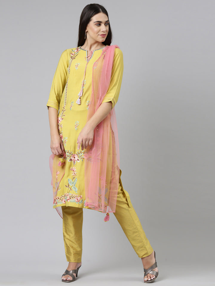Neerus Yellow cotton embroidered suit set - detail view 2