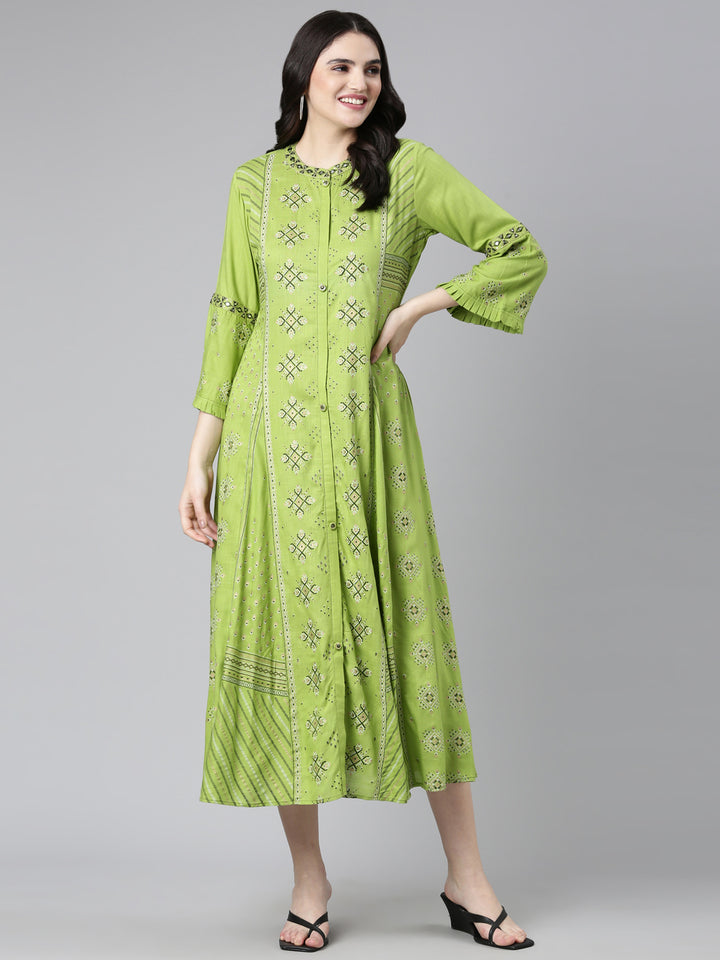 Neerus Green slub cotton printed straight dress - detail view 2