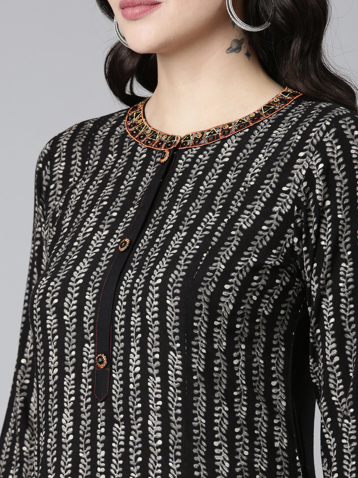 Neerus Black Straight Casual Printed Dress