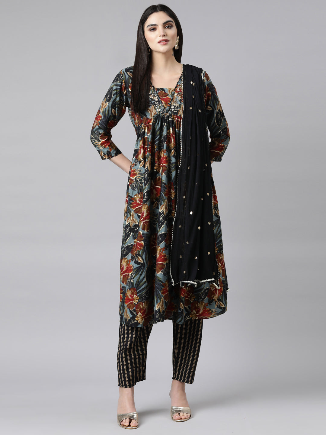 Neerus Grey printed floral suit set - detail view 2