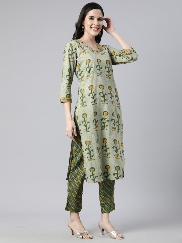 Neerus Green cotton printed suit set - back view