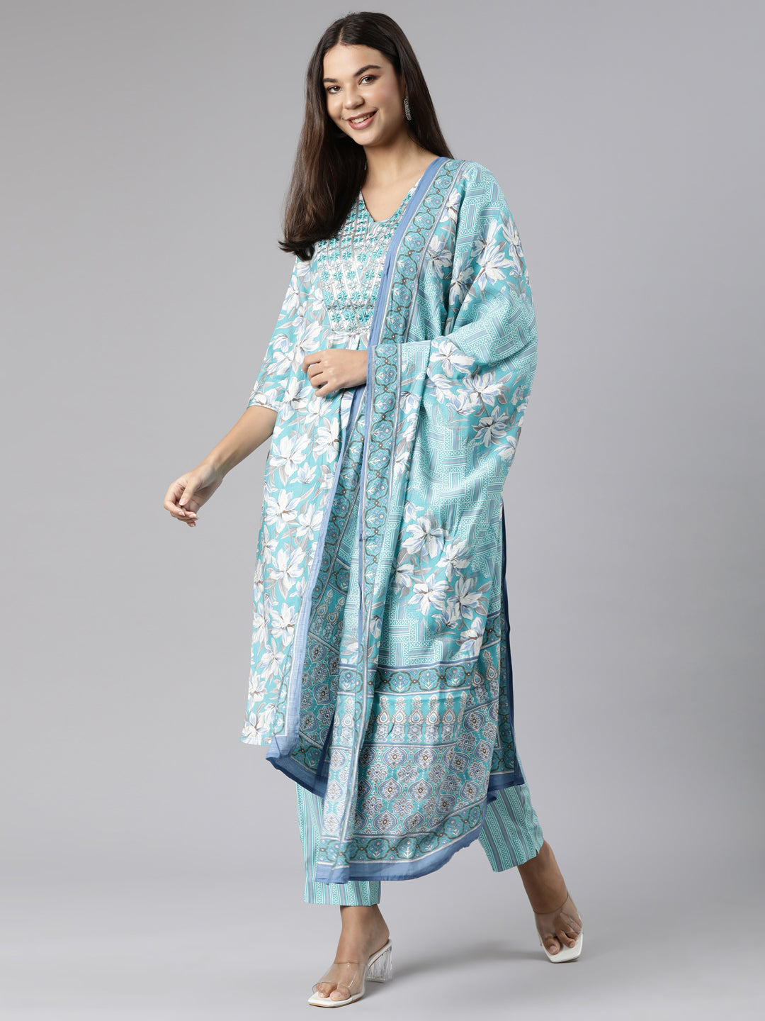 Neerus Green rayon printed suit set - detail view 2